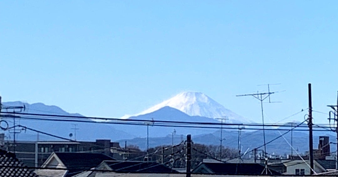 雪煙を舞い上げる富士山